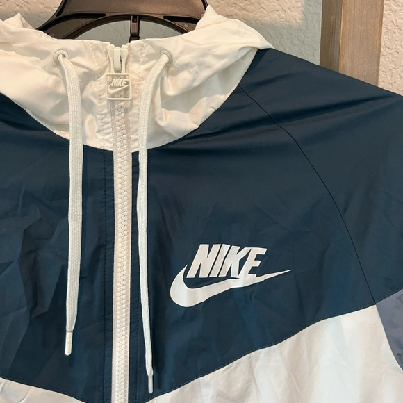 Nike women’s Windrunner jacket size small - Picture 2 of 11